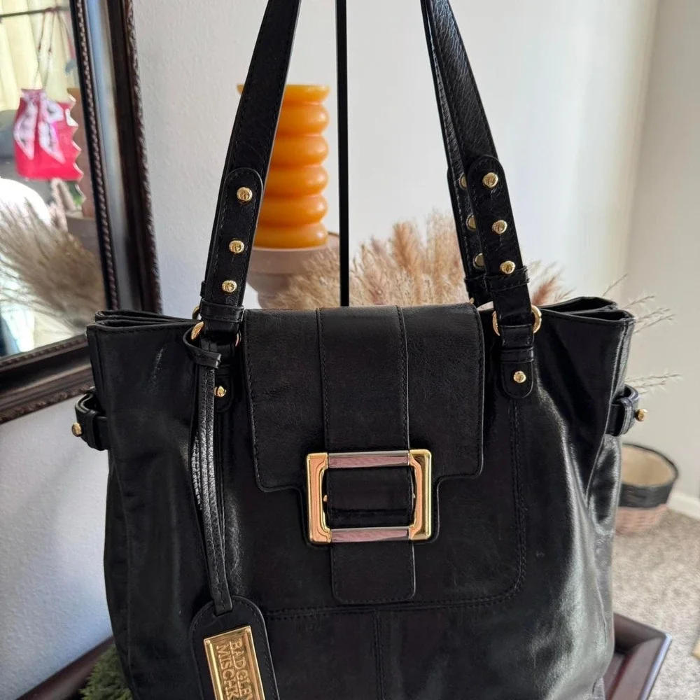 Badgley Mischka leather shoulder bag.‎